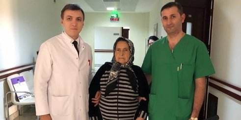 Yaşlı qadının tam xaric edilmiş qida borusu mədədən düzəldilmiş süni boru ilə əvəzlənib